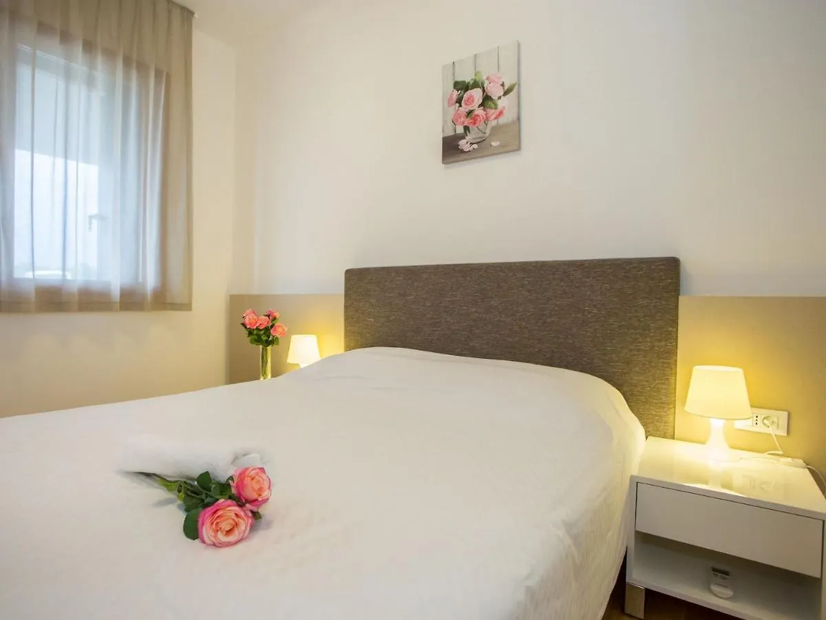 Maj - Ana - Luxury Family Apartments With Pool Porec